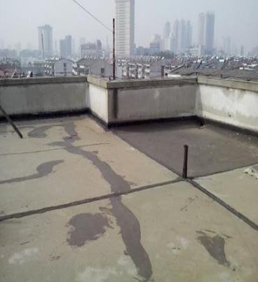 青岛市漏水维修 楼顶漏水是什么原因，楼顶漏水维修方法是什么?